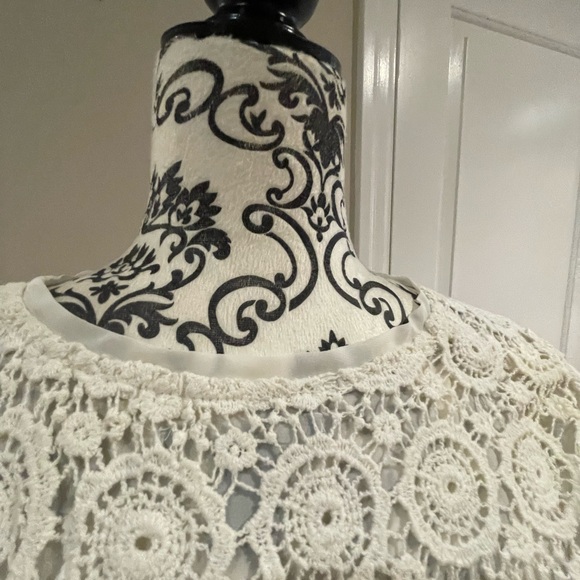 Crocheted knit cream colored top - Picture 2 of 7